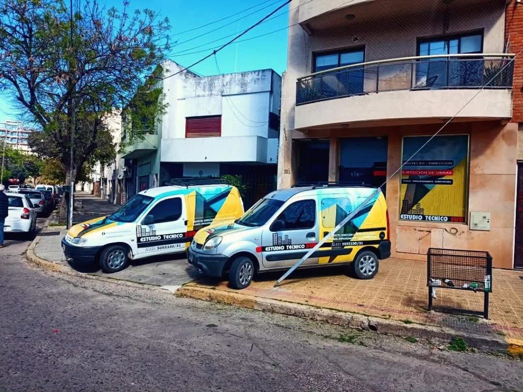 Sede de Estudio Técnico Sur, Diagonal 76 N°119, La Plata — vehículos y fachada